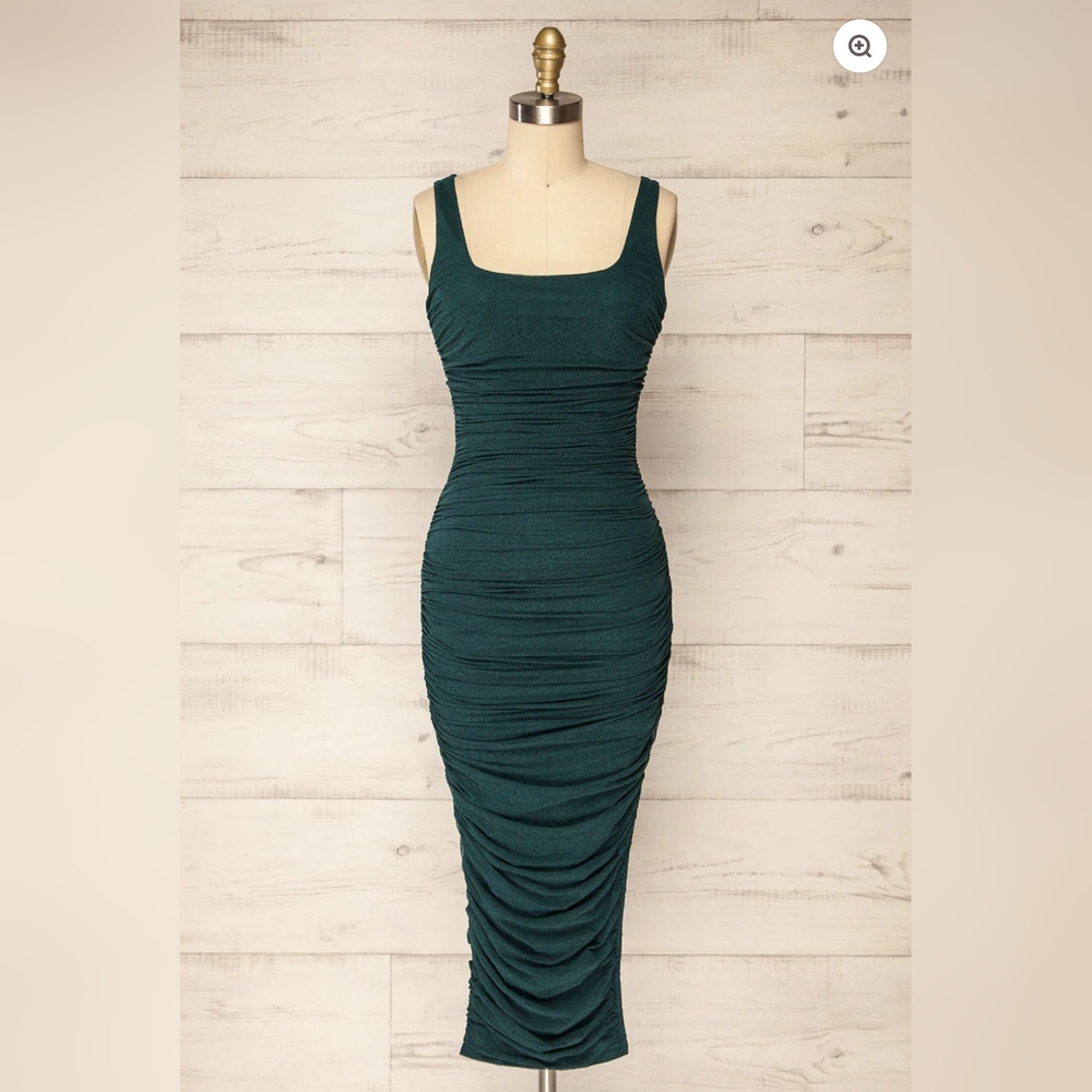 Woman's dark green fitted ruched midi dress